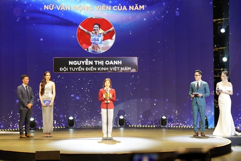 Vận động viên Nguyễn Thị Oanh nhận giải Nữ vận động viên của năm.