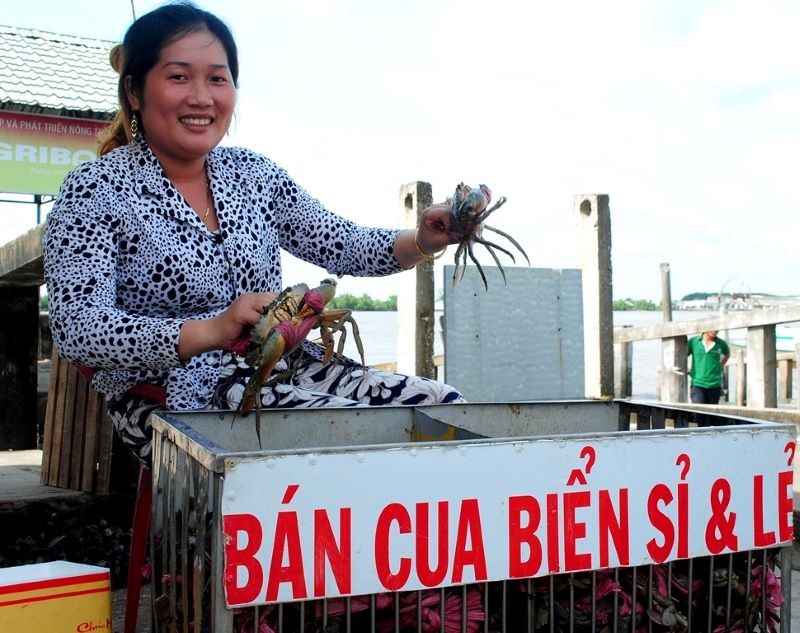 Thương lái bán cua ở thị trấn Năm Căn (huyện Năm Căn) cho hay giá cua trong ngày 11/1 tăng gấp đôi với 7-10 ngày trước. 