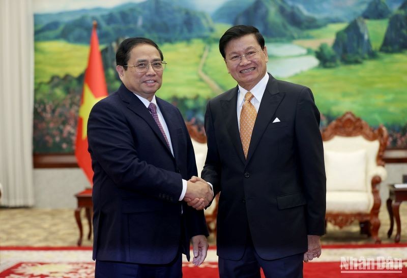 Tổng Bí thư, Chủ tịch nước Thongloun Sisoulith nhiệt liệt chào mừng và hoan nghênh Thủ tướng Phạm Minh Chính thăm chính thức Lào. (Ảnh: VGP/Nhật Bắc)