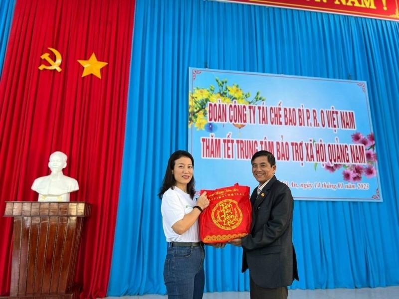 Bà Chu Thị Kim Thanh - Giám đốc PRO Việt Nam đại diện đoàn tặng quà cho đại diện Trung tâm Bảo trợ xã hội Quảng Nam ông Trần Phước Tuấn.