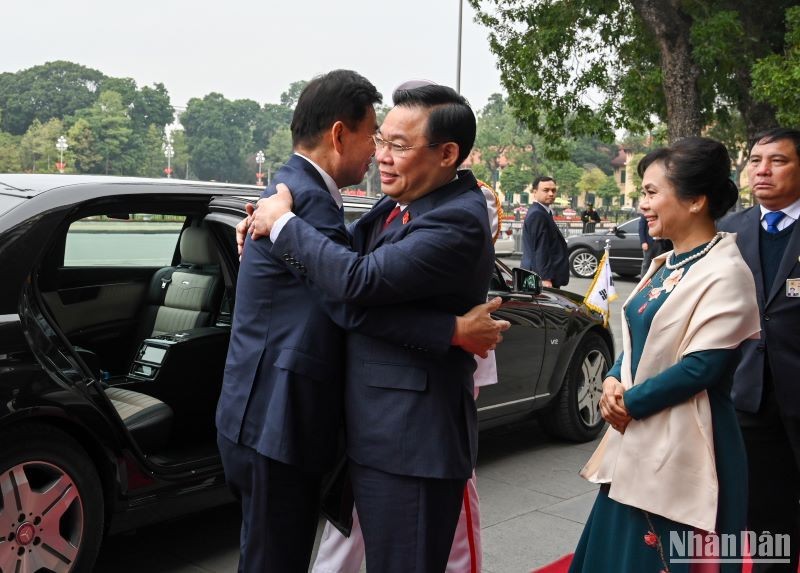 Chủ tịch Quốc hội Vương Đình Huệ và Phu nhân nồng nhiệt chào đón Chủ tịch Quốc hội Hàn Quốc Kim Jin Pyo và Phu nhân thăm chính thức Việt Nam.