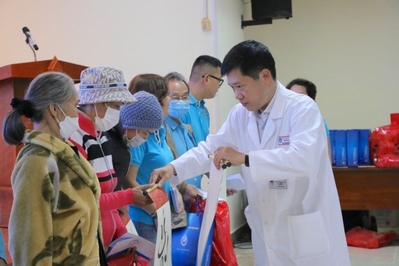 Bác sĩ chuyên khoa II Nguyễn Thành Trung, Phó Giám đốc Bệnh viện Đà Nẵng trao quà cho các bệnh nhân trước khi họ về quê.
