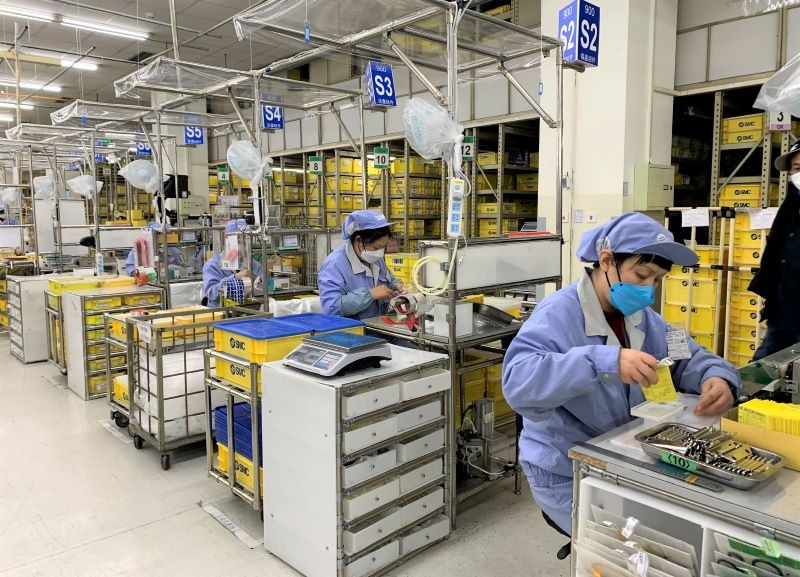 Sản xuất linh kiện điện tử tại một doanh nghiệp ở thành phố Bắc Kinh. (Ảnh: HỮU HƯNG) 