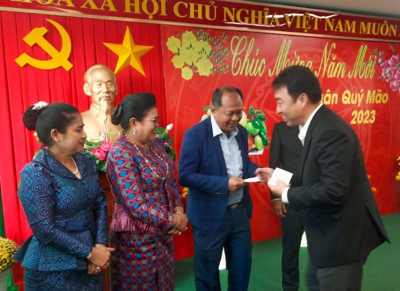 Lãnh đạo 2 tỉnh Vĩnh Long và Banteay Meanchey chúc mừng và tặng quà nhân dịp năm mới. (Ảnh: BÁ DŨNG) 