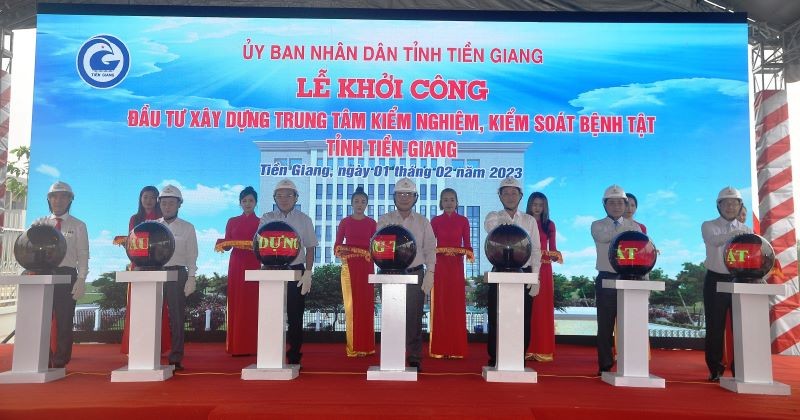 Lãnh đạo tỉnh Tiền Giang thực hiện nghi thức khởi công dự án.