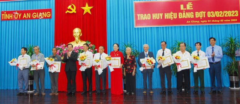 Trao Huy hiệu Đảng cho các đảng viên cao tuổi Đảng.