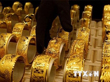 Trang sức vàng được bày bán tại cửa hàng kim hoàn ở Pakistan. (Ảnh: Reuters/TTXVN)