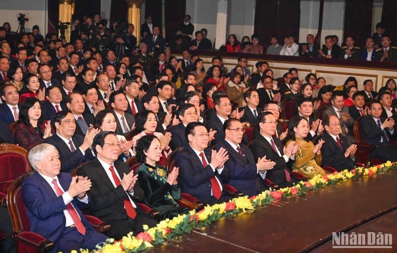 Nguyên Tổng Bí thư Nông Đức Mạnh, Chủ tịch Quốc hội Vương Đình Huệ cùng các đồng chí lãnh đạo, nguyên lãnh đạo Đảng, Nhà nước và các đại biểu dự lễ trao giải.