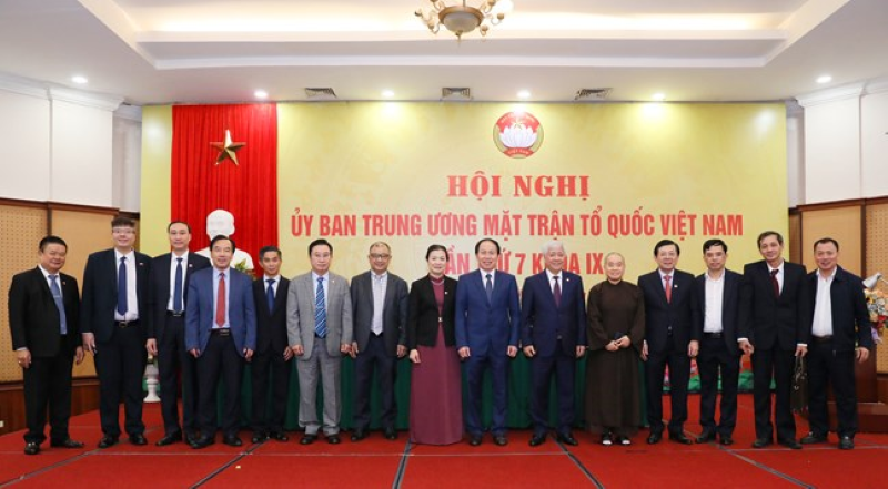 Ban Thường trực Ủy ban Trung ương Mặt trận Tổ quốc Việt Nam chụp ảnh lưu niệm cùng Ủy viên Ủy ban Trung ương Mặt trận Tổ quốc Việt Nam là người Việt Nam ở nước ngoài.