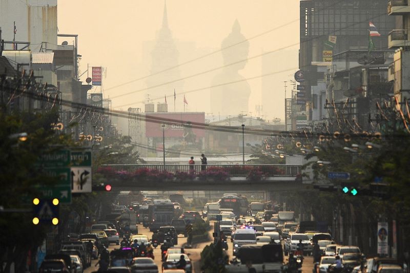 Một bức tượng Phật khổng lồ ở Thủ đô Bangkok hầu như không thể nhìn thấy do ô nhiễm không khí nặng nề hôm 3/1. (Ảnh: Reuters)