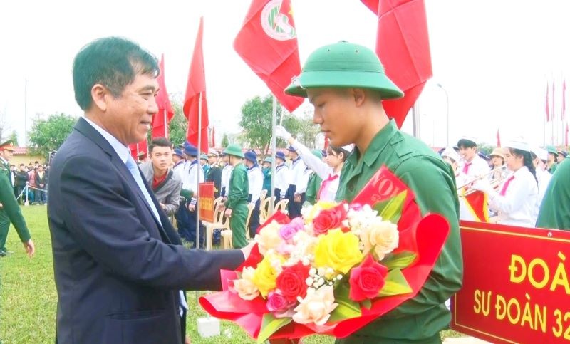Phó Chủ tịch Thường trực UBND tỉnh Quảng Bình Đoàn Ngọc Lâm tặng hoa cho chiến sĩ mới tại thành phố Đồng Hới.