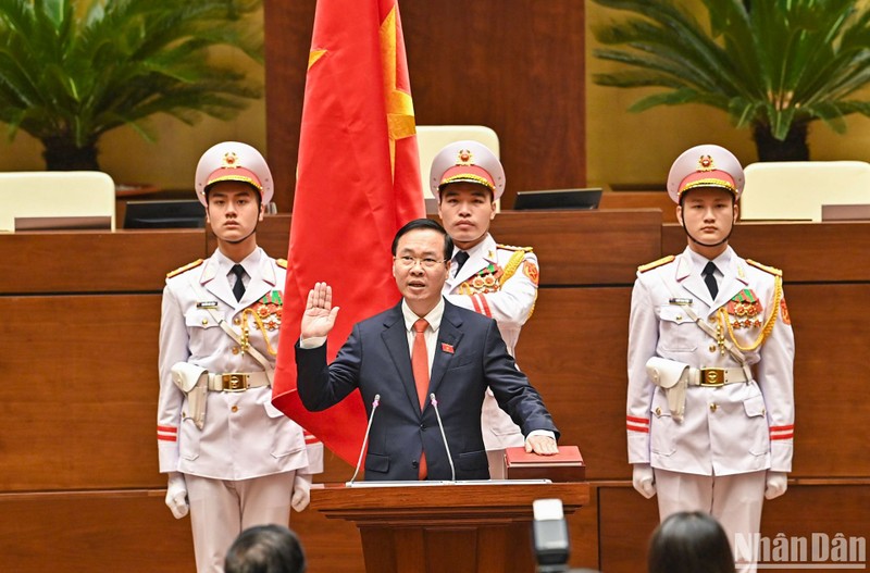 Chủ tịch nước Võ Văn Thưởng thực hiện nghi lễ tuyên thệ. (Ảnh: Duy Linh)