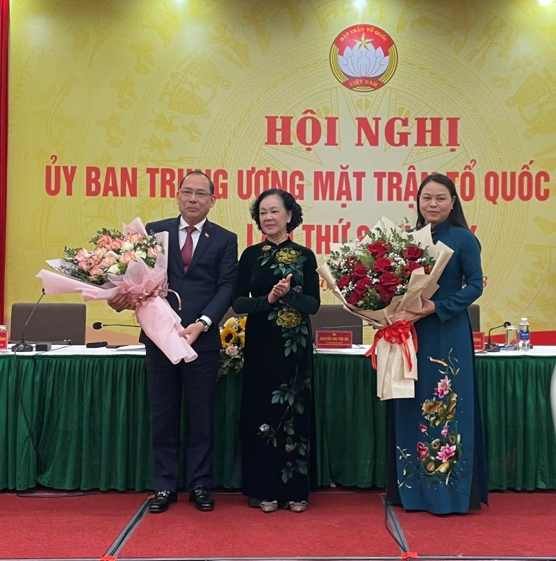 Thường trực Ban Bí thư Trương Thị Mai tặng hoa chúc mừng các đồng chí Nguyễn Thị Thu Hà và Hoàng Công Thủy.