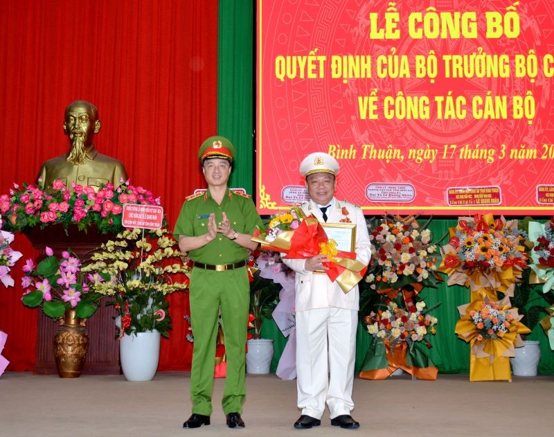 Trung tướng Nguyễn Duy Ngọc, Thứ trưởng Công an (bên trái hình) trao quyết định bổ nhiệm và tặng hoa chúc mừng Đại tá Lê Quang Nhân giữ chức vụ Giám đốc Công an tỉnh Bình Thuận.