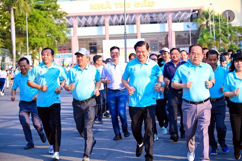 Các đồng chí lãnh đạo tỉnh Đồng Nai tham gia chạy bộ hưởng ứng Ngày chạy Olympic vì sức khỏe toàn dân.