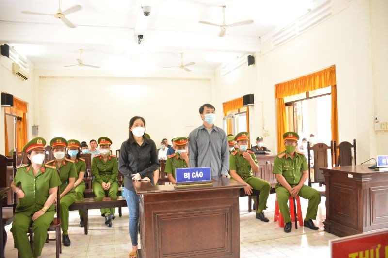 Hai bị cáo Nguyễn Văn Nghĩa và Dương Thị Bé tại phiên tòa sơ thẩm do Tòa án nhân dân tỉnh Kiên Giang xét xử vào tháng 10/2022. (Ảnh tư liệu) 
