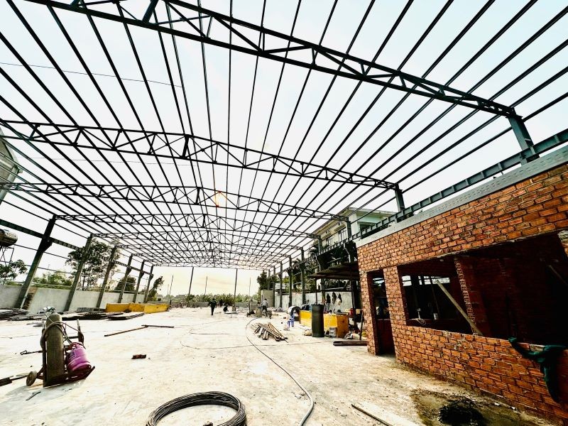 Công trình nhà xưởng hàng nghìn m2 xây dựng kiên cố của Công ty Tứ Hưng không có hồ sơ pháp lý, thi công trái phép là vi phạm pháp luật.