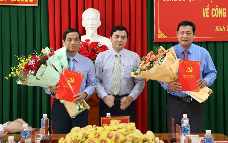 Phó Bí thư Thường trực Tỉnh ủy Bình Thuận Nguyễn Hoài Anh (giữa) tặng hoa chúc mừng đồng chí Võ Thanh Bình (bên trái hình) và đồng chí Tiêu Hồng Phúc. 