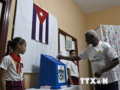 Cử tri bỏ phiếu trong cuộc bầu cử Quốc hội khóa X tại La Habana, Cuba ngày 26/3/2023. (Ảnh: AFP/TTXVN)