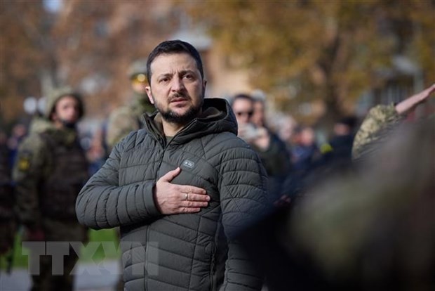 Tổng thống Ukraine Volodymyr Zelensky trong chuyến thị sát thành phố Kherson, ngày 14/11/2022. (Ảnh: AFP/TTXVN)