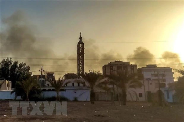 Khói bốc lên trong xung đột tại Khartoum, Sudan, ngày 17/5/2023. (Ảnh: AFP/TTXVN)