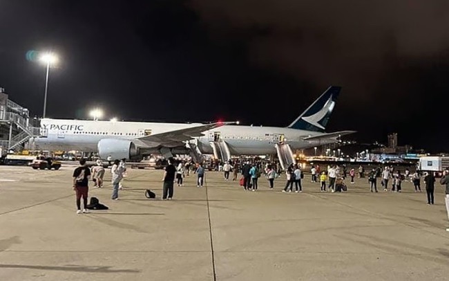 Máy bay của Cathay Pacific trên đường băng tại sân bay quốc tế Hong Kong, ngày 24/6. (Ảnh: AP)