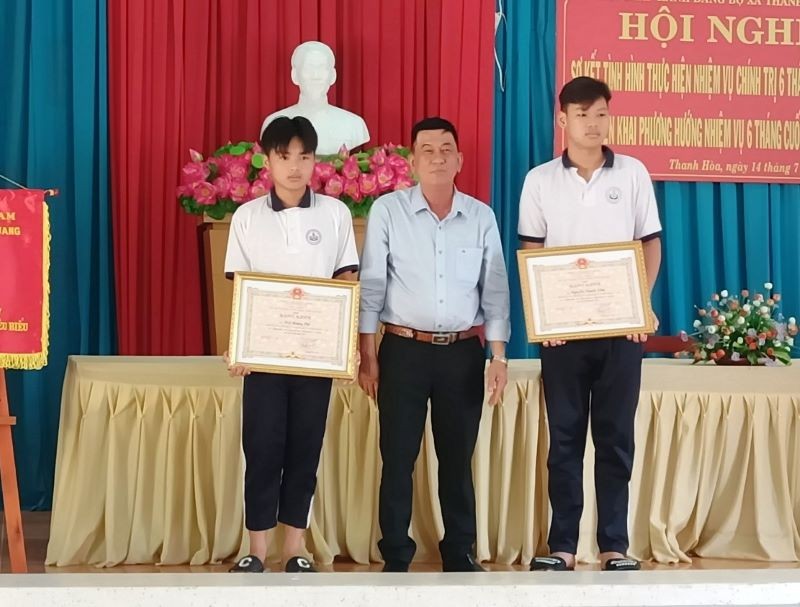2 em học sinh nhận Bằng khen của Chủ tịch Ủy ban nhân dân tỉnh Tiền Giang.