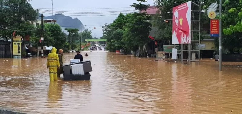 Nhiều tuyến đường ở các huyện miền núi Nghệ An bị ngập sâu.