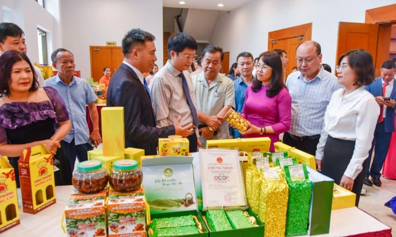 Các đại biểu tham quan gian hàng giới thiệu sản phẩm tiêu biểu của tỉnh Quảng Ninh năm 2023.