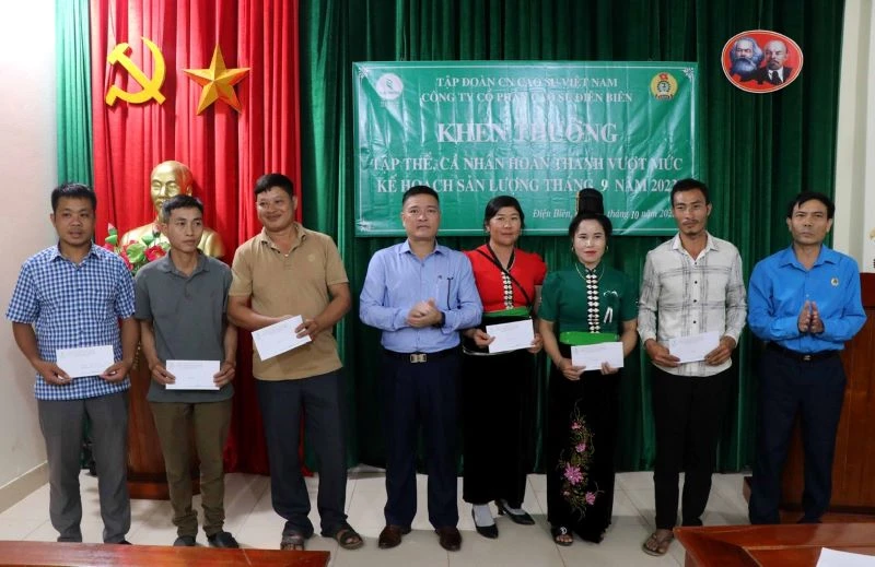 Lãnh đạo Công ty Cổ phần Cao su Điện Biên, trao thưởng các công nhân đạt thành tích thi đua xuất sắc trong tháng 9.