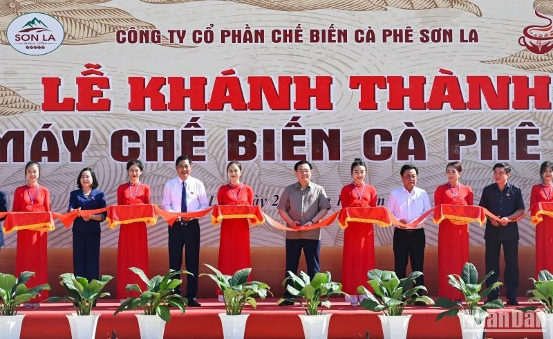Chủ tịch Quốc hội Vương Đình Huệ cùng các đại biểu thực hiện nghi thức khánh thành Nhà máy chế biến cà-phê Sơn La. (Ảnh: Duy Linh)
