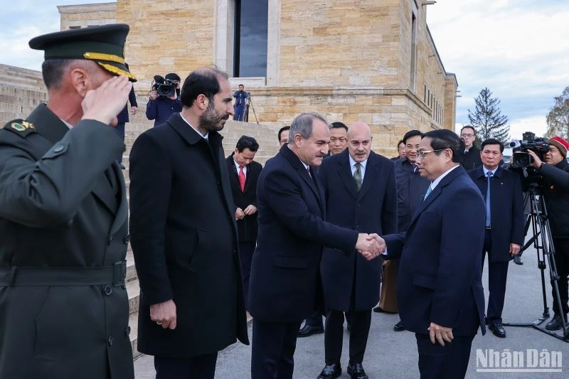 Tư lệnh Lăng đón Thủ tướng Phạm Minh Chính cùng Phu nhân và đoàn đại biểu cấp cao Việt Nam vào lăng viếng Cố Tổng thống Mustafa Kemal Ataturk.