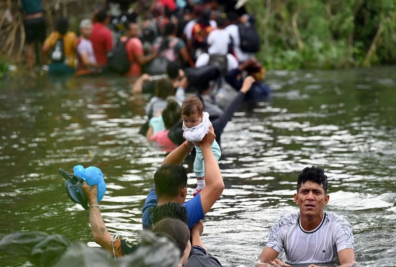 Người di cư từ Matamoros, bang Tamaulipas (Mexico) vượt sông Rio Grande để tìm cách vào Mỹ. (Ảnh: AFP/TTXVN)