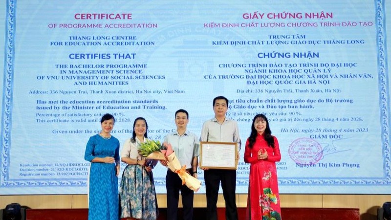 Trao giấy chứng nhận kiểm định chất lượng cho ngành Khoa học Quản lý.