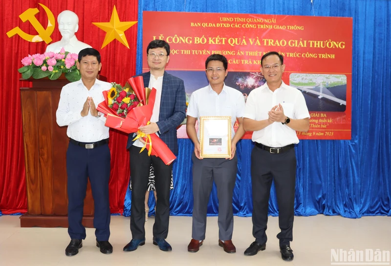 Lãnh đạo Ban Quản lý dự án đầu tư xây dựng các công trình giao thông tỉnh Quảng Ngãi trao Bằng chứng nhận giải Nhất cho ý tưởng thiết kế “Dấu ấn sông Trà”.