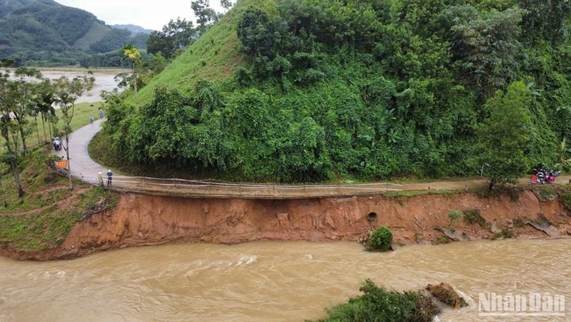 Lũ lớn làm tuyến đường bê-tông xi-măng từ Ủy ban nhân dân xã Sơn Bao đi thôn Nước Bao bị sạt lở nghiêm trọng, có đoạn ngoạm vào bên trong tạo hàm ếch sâu từ 8m-12m.