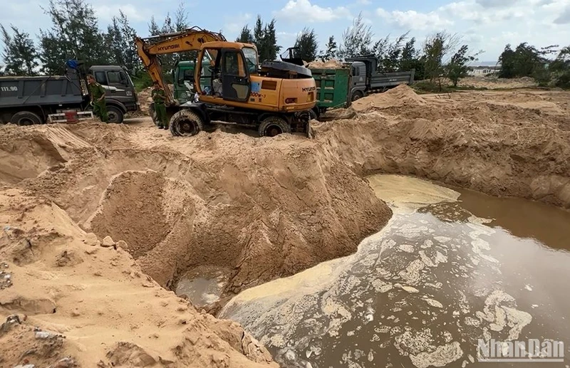 Hiện trường khai thác cát trái phép tại Khu du lịch sinh thái Thiên Đàng.