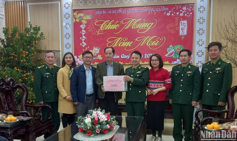 Hội Nhà báo tỉnh Cao Bằng trao tặng Báo Xuân Nhân Dân hằng tháng cho lãnh đạo Bộ Chỉ huy Bộ đội Biên phòng tỉnh cao Bằng.