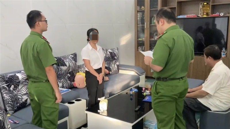 Cơ quan Công an thi hành lệnh bắt tạm giam Hoàng Thúy Lường.