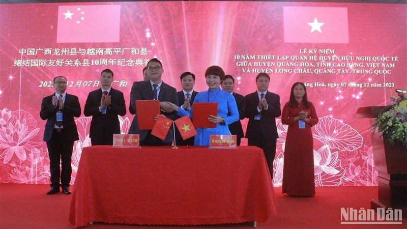 Thị trấn Tà Lùng, huyện Quảng Hòa và thị trấn Thủy Khẩu, huyện Long Châu đã ký kết thỏa thuận hữu nghị.