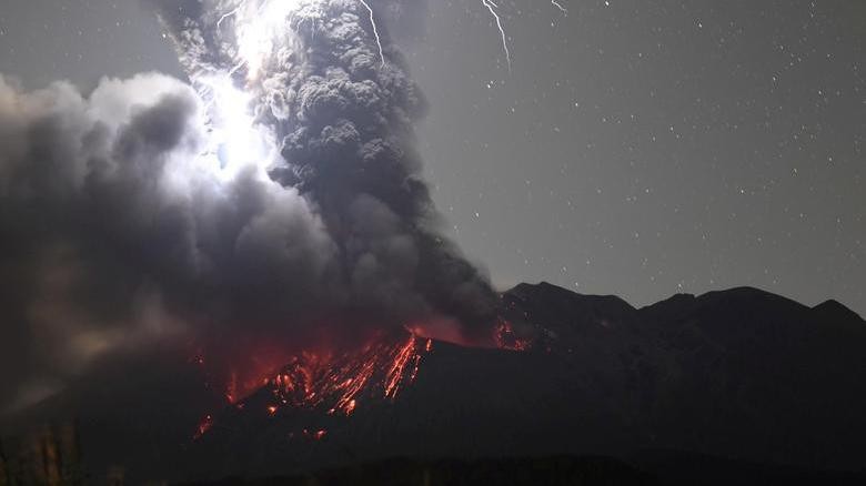 Núi lửa Sakurajima tại tỉnh Kagoshima tiếp tục phun trào trong ngày 25/7. (Ảnh: Reuters)