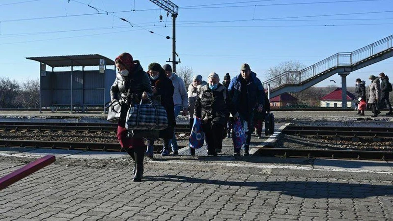 Người dân rời khỏi Cộng hòa nhân dân Donetsk (DPR) đến nhà ga Uspenkaya, vùng Rostov, Nga, ngày 19/2/2022. (Ảnh: Reuters)