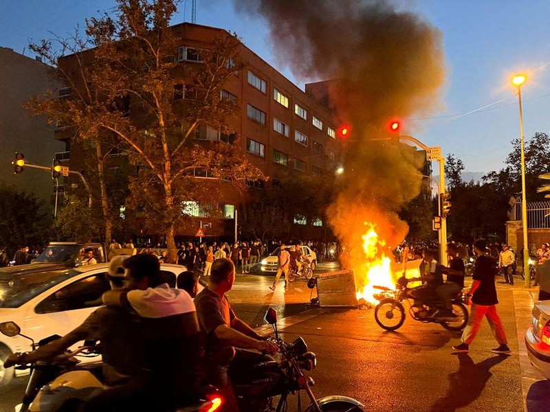 Xe cảnh sát bị đốt trong cuộc biểu tình tại thủ đô Tehran, ngày 19/9/2022. (Ảnh: WANA)