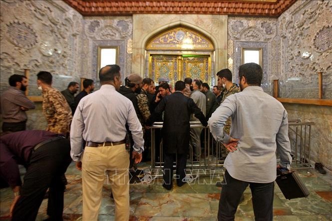Lực lượng an ninh được triển khai tại nhà thờ Shah Cheragh ở thành phố Shiraz, Iran, sau vụ tấn công đẫm máu, tối 26/10/2022. (Ảnh: AFP/TTXVN)