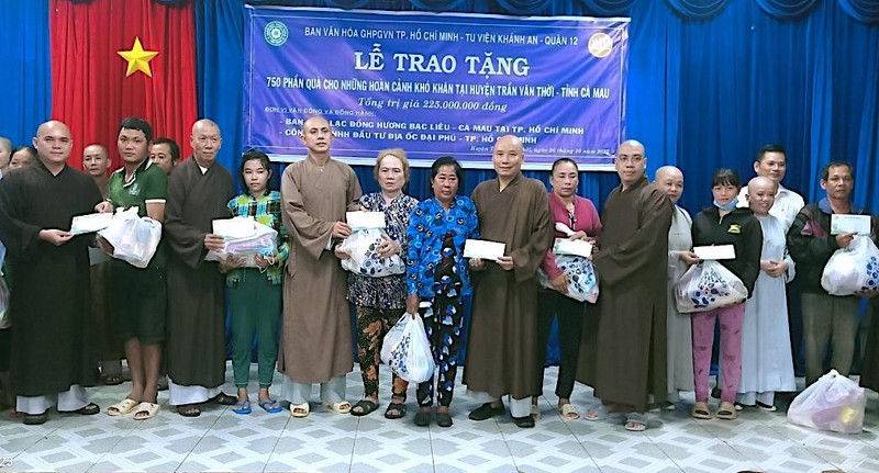 Đại diện Ban Liên lạc đồng hương Bạc Liêu-Cà Mau tại Thành phố Hồ Chí Minh và đơn vị hảo tâm trao quà tặng cho người dân huyện U Minh.