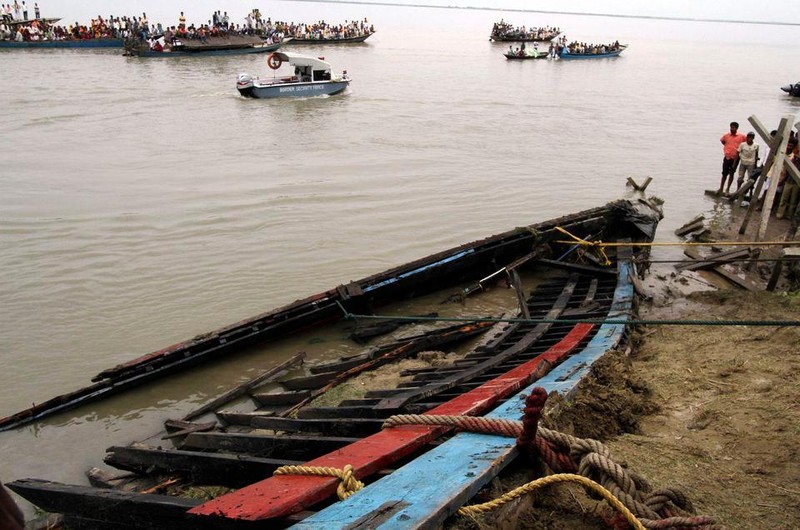 Hiện trường vụ chìm phà trên sông Brahmaputra ở bang miền đông Assam, tháng 4/2012. (Ảnh: Reuters)