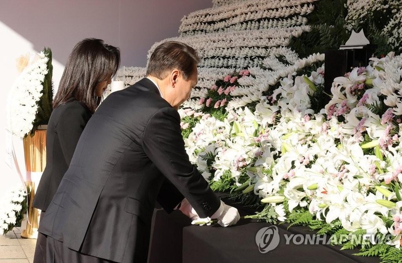 Tổng thống Hàn Quốc Yoon Suk Yeol và Phu nhân Kim Keon Hee tới bàn tưởng niệm các nạn nhân được đặt tại Seoul Plaza ở trung tâm thủ đô Seoul, ngày 31/10. (Ảnh: Yonhap)