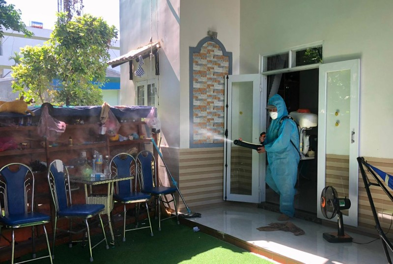 Phun hóa chất diệt muỗi tại ổ dịch trên địa bàn thành phố Quảng Ngãi.