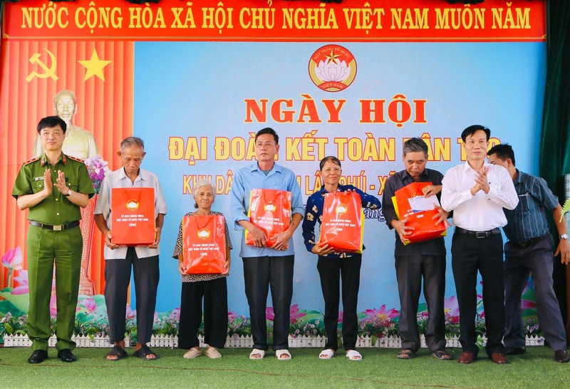 Thứ trưởng Nguyễn Duy Ngọc trao nhiều phần quà ý nghĩa cho bà con xóm Lâm Phú.