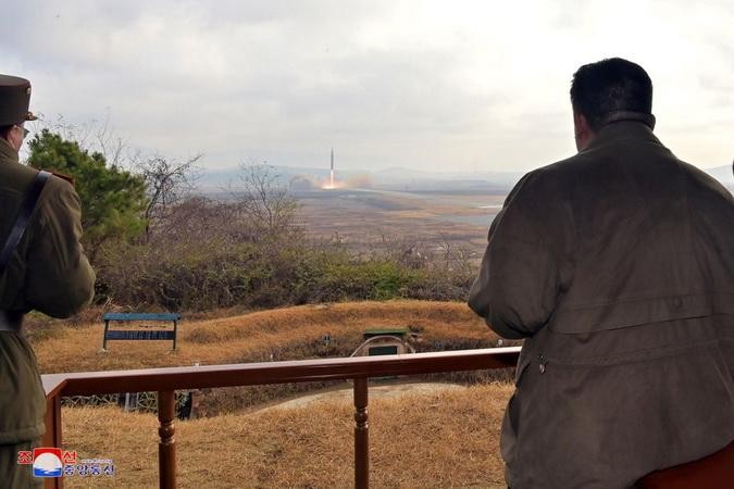 Ông Kim Jong-un theo dõi một vụ phóng tên lửa đạn đạo xuyên lục địa. (Nguồn: Reuters)